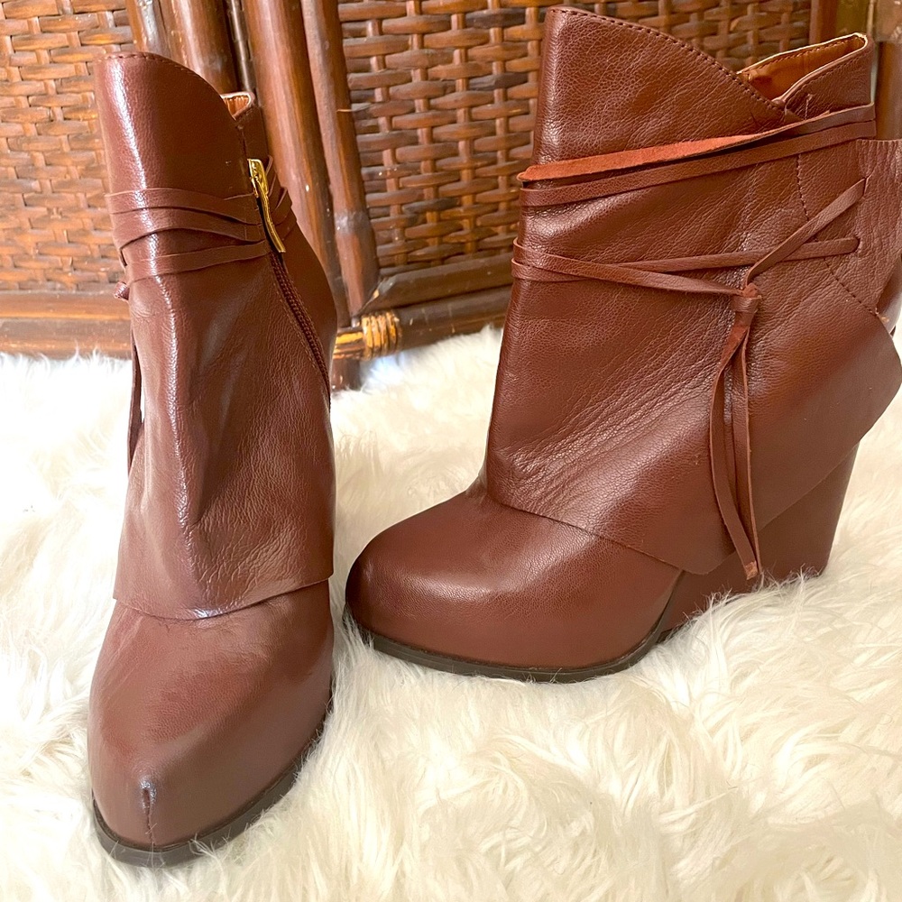 BCBGeneration Wedge boots